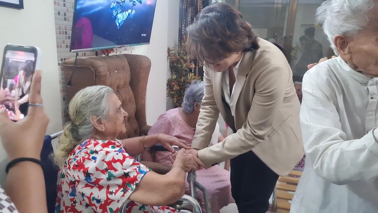 Mohsin Khan and Divya Agarwal Shown Love & Respects To Senior Citizens | Mohsin Visits Old Age Home