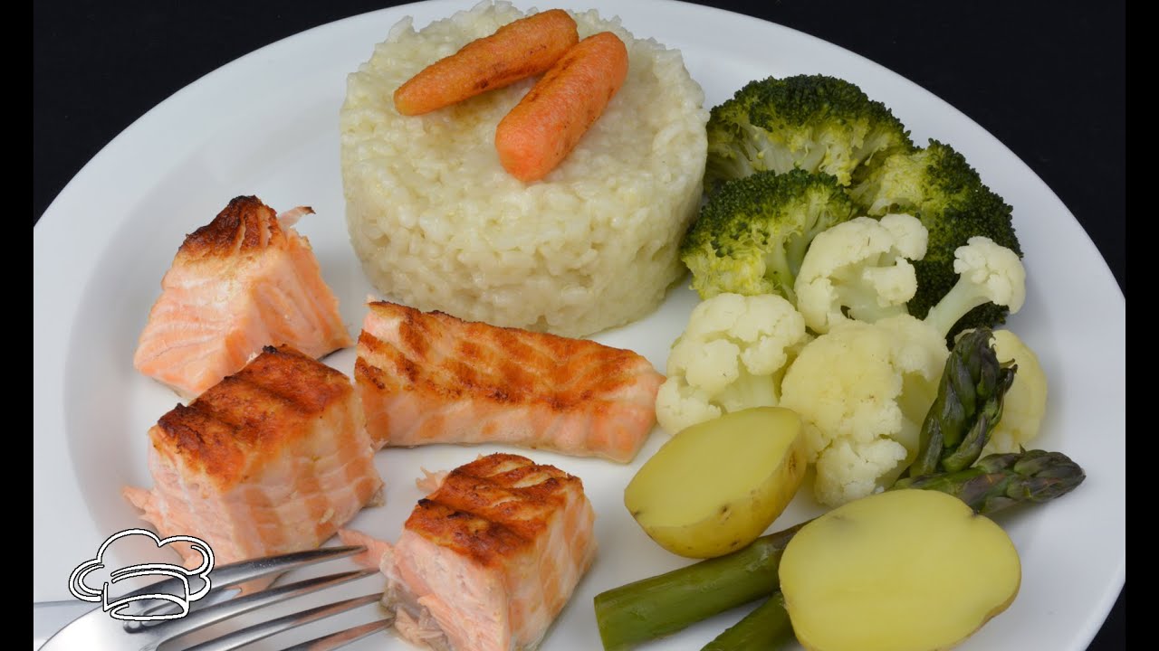 Salmón a la plancha con arroz blanco y verduras al vapor