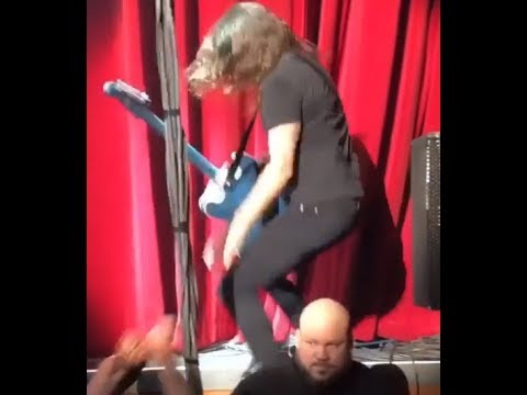 Foo Fighters frontman Dave Grohl falls off stage again in Las Vegas ...
