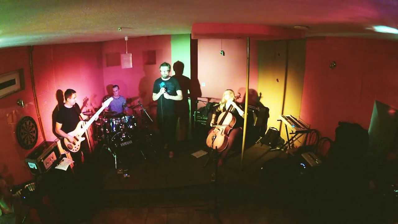 MARTWA MUCHA W KLUBIE UNDERGROUND - 