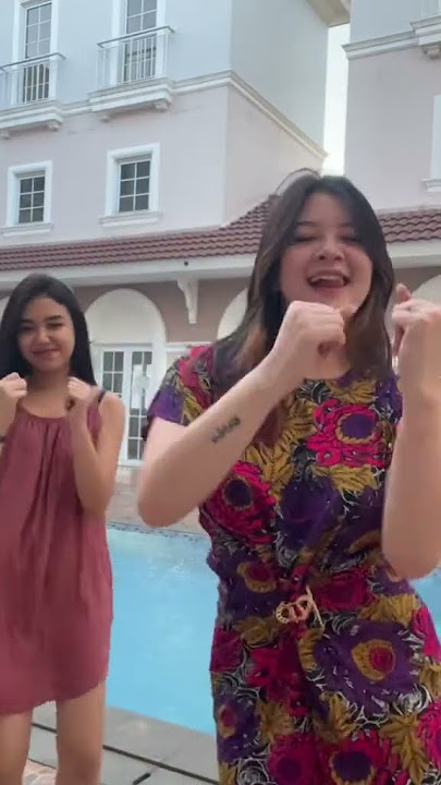 Jasmine Meiliana Main Di pinggir Kolam Renang