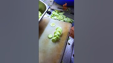 "Master the Art of Cucumber Cutting"🥒#dailycuts&vlogs #cuttingskills #vegetablescutting #shorts