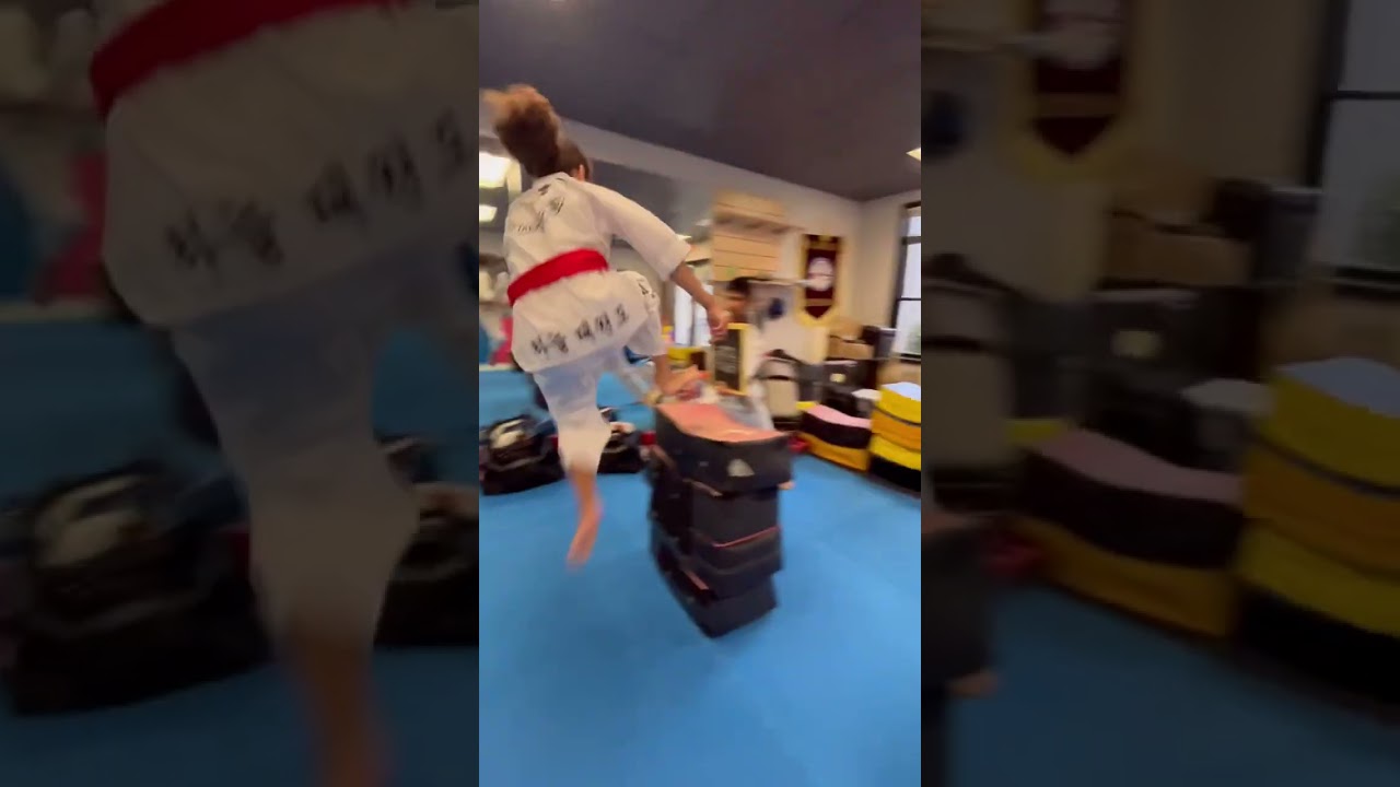 Master shows you how to hold a breaking board 