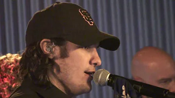 Joe Nichols "Tequila Makes Her Clothes Fall Off" in a small bar in California