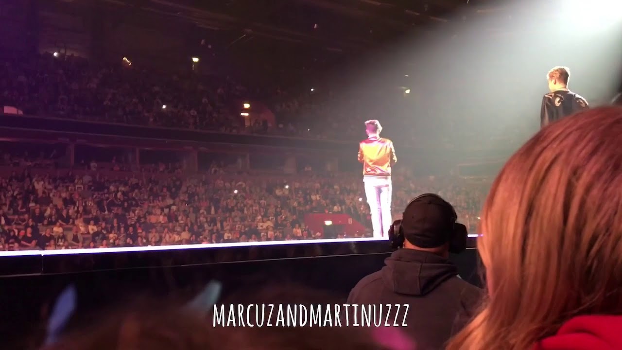 THEY ARE TAKING UP A GIRL ON STAGE!! (FIRST KISS, LINKÖPING)