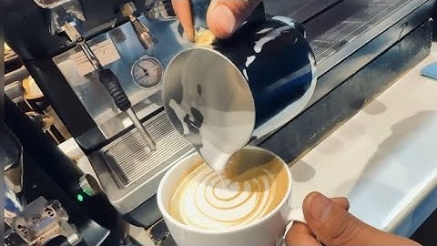 CLASSIC LATTE ART TULIP POUR/ ❤️The secret to clean Tulip stacks#art #coffee #barista #artist #tulip