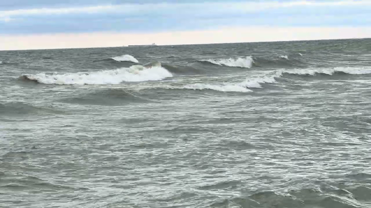 Relaxing waves on Lake Huron short 4k video quality