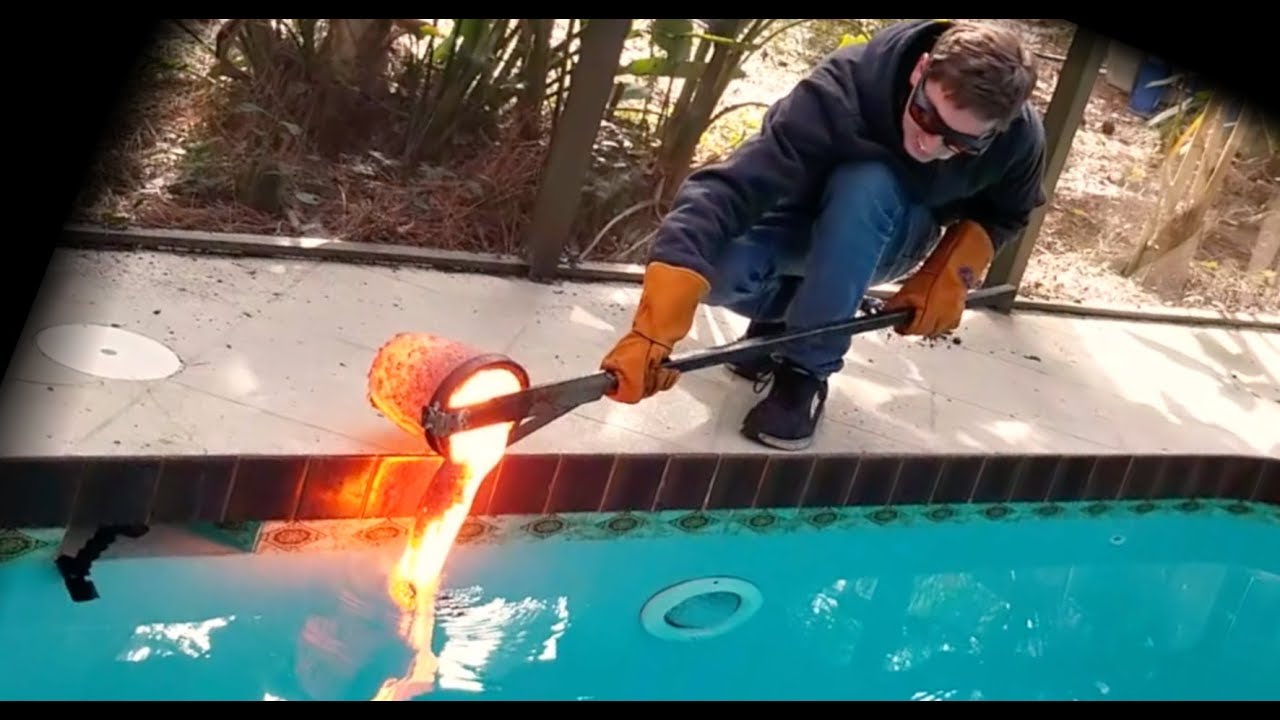 ⁣Pouring lava in my pool!