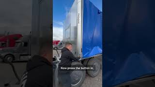 How to open correctly a Conestoga trailer