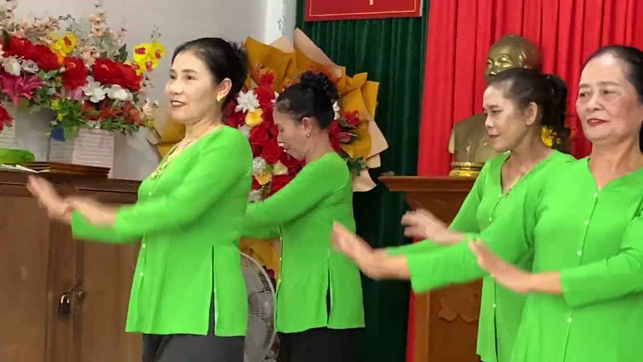 Múa: “BÀI CA NĂM” - Tốp nữ thôn Nội Hải, Đông Trạch, Quảng Trị.