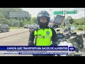 Camión que transportaba sacos de alimentos se partió y quedó varado en la vía Centenario