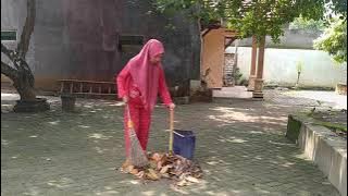 Bersih-bersih halaman rumah l menyapu dengan sapu lidi l tidak lupa membersihkan bawah pohon sawo l