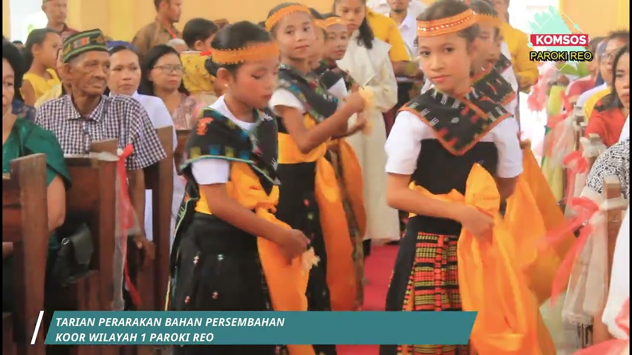 Tarian Persembahan Misa Hari Raya Paskah di Gereja Paroki Reo