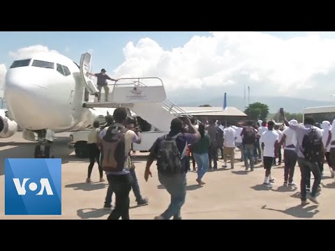 Deported Haitians Try to Rush Back Onto Plane