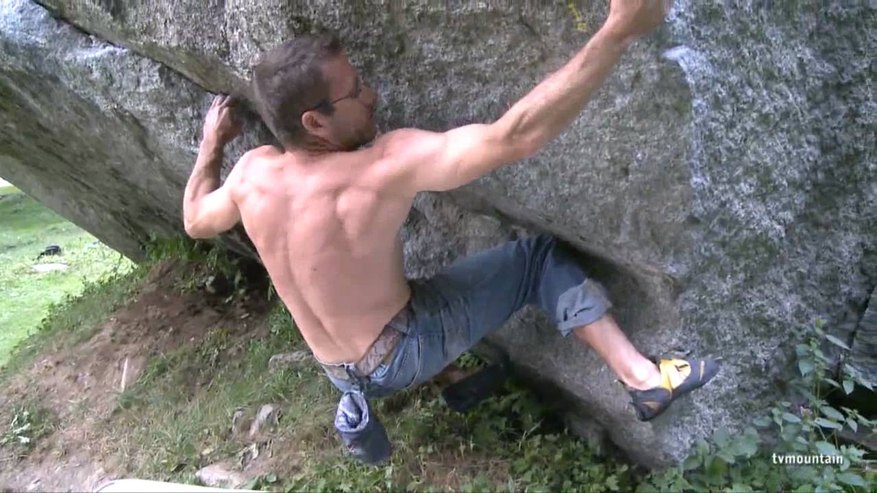 8a bloc en traversée La Pierre d'Orthaz Chamonix Mont-Blanc escalade montagne rocher granite