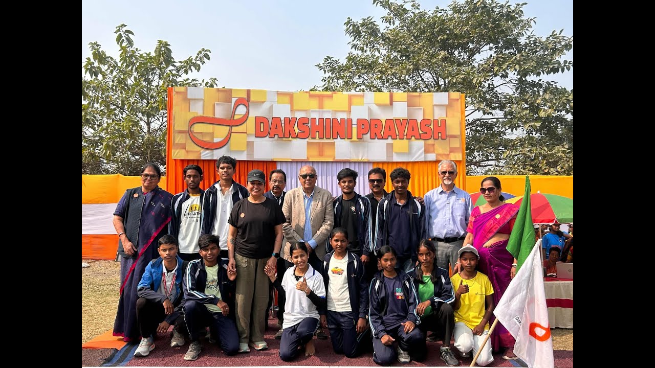 Школа Мадурдаха отмечает целостный подход к образованию, сочетая спорт и культуру, в рамках мероп...