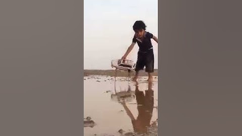 Este coche quedo atrapado en el barro increíble lo que hiso el dueño para sacarlo