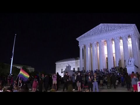 Crowds at Supreme Court mourn loss of Justice Ginsburg