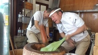 Japanese Rice Cake - Pounding Mochi with the Fastest Mochi masters