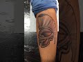 Pr guina tattoo preto e cinza sombreado rastelado