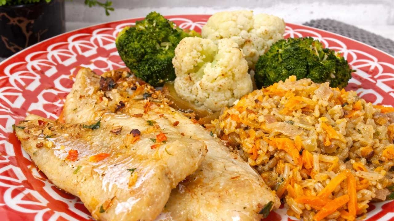 BORA FAZER UMA REFEIÇÃO SAUDÁVEL  Arroz Integral com Cenoura, Peixe e Legumes