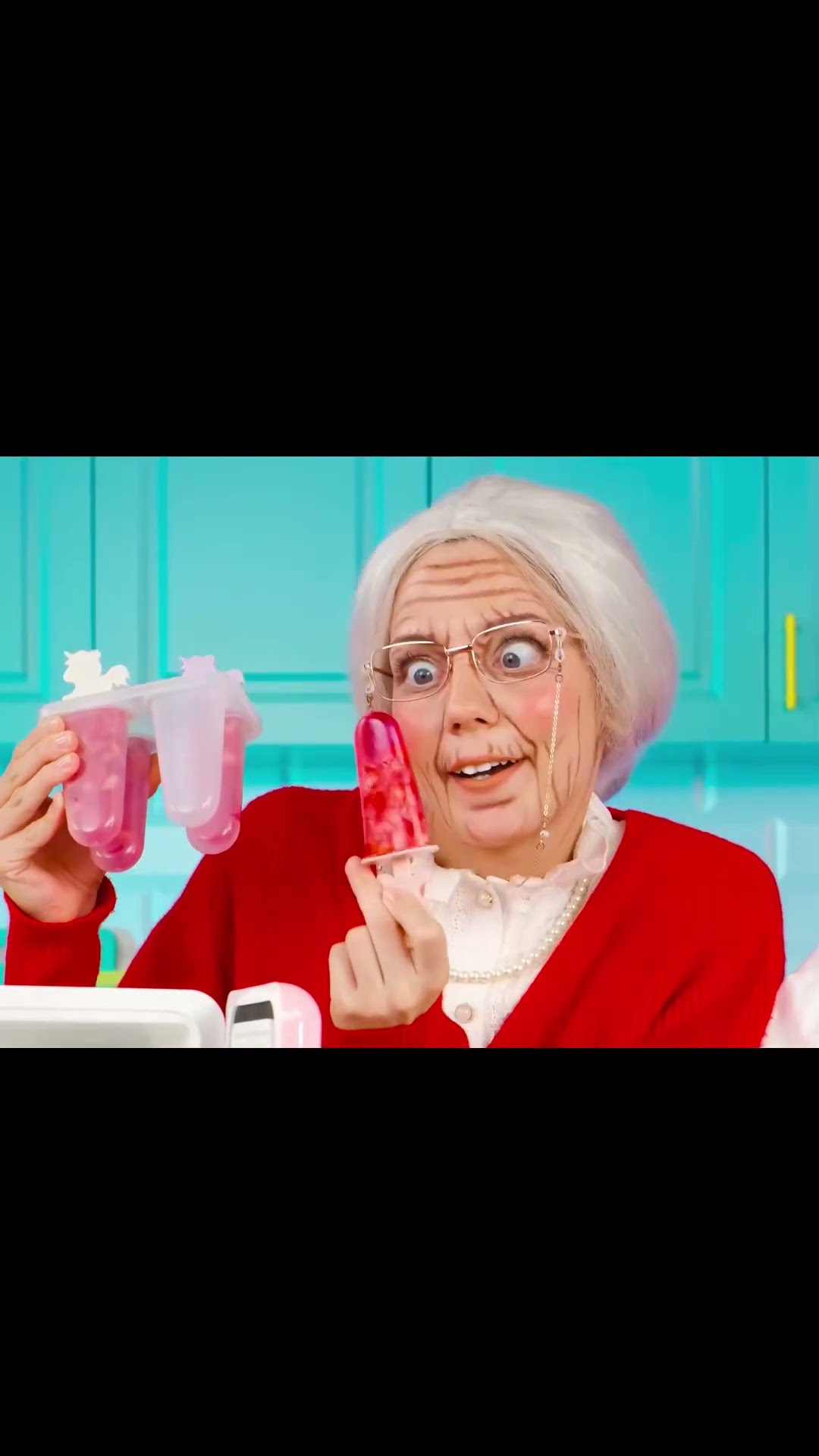 Oma legt Erdbeereis auf einen Teller. - YouTube