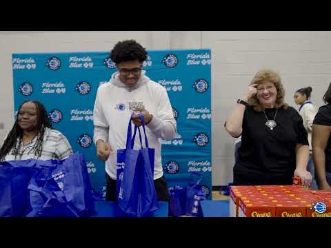 JASE AND COACH MOSE HANDS OUT TURKEYS AND TICKETS DURING THE 2025 FLORIDA BLUE THANKSGIVING DRIVE