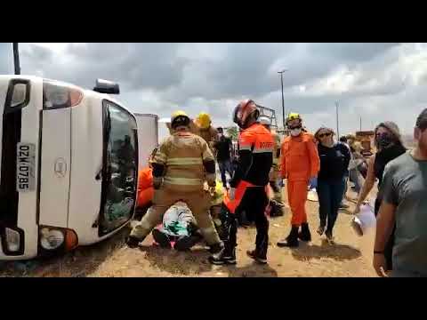 Caminhão tomba e vaza combustível no DF