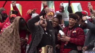 Patrick Mahomes chugs beer and Travis Kelce hypes up fans at Superbowl parade