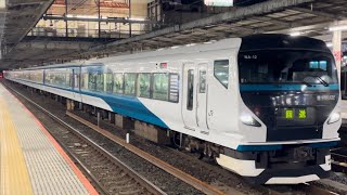 E257系2000番台ｵｵNA-12編成が回送電車として警笛を鳴らして大宮駅5番線を発車するシーン（2024.5.12.20:21）