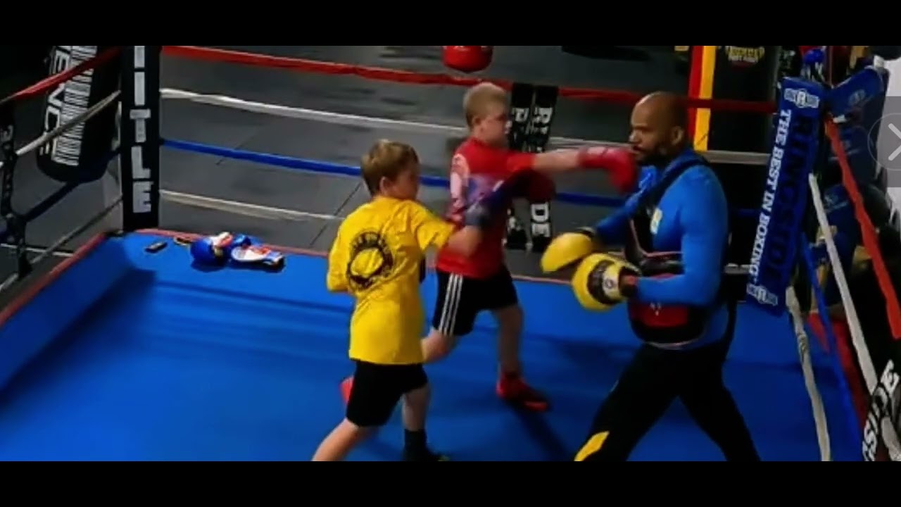 Мастер-класс Elite Pad Work: посмотрите, как тренер Дориан работает с Сэмом и Джеком. Будущие чем...