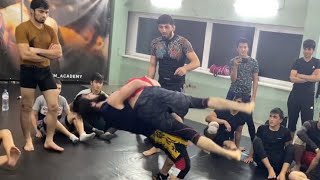 картинка: РИЗВАН ММА. Вольник vs Грэпплера. Вот это борьба👍.