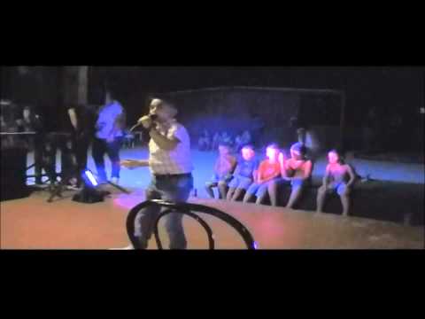 Gioele canta a