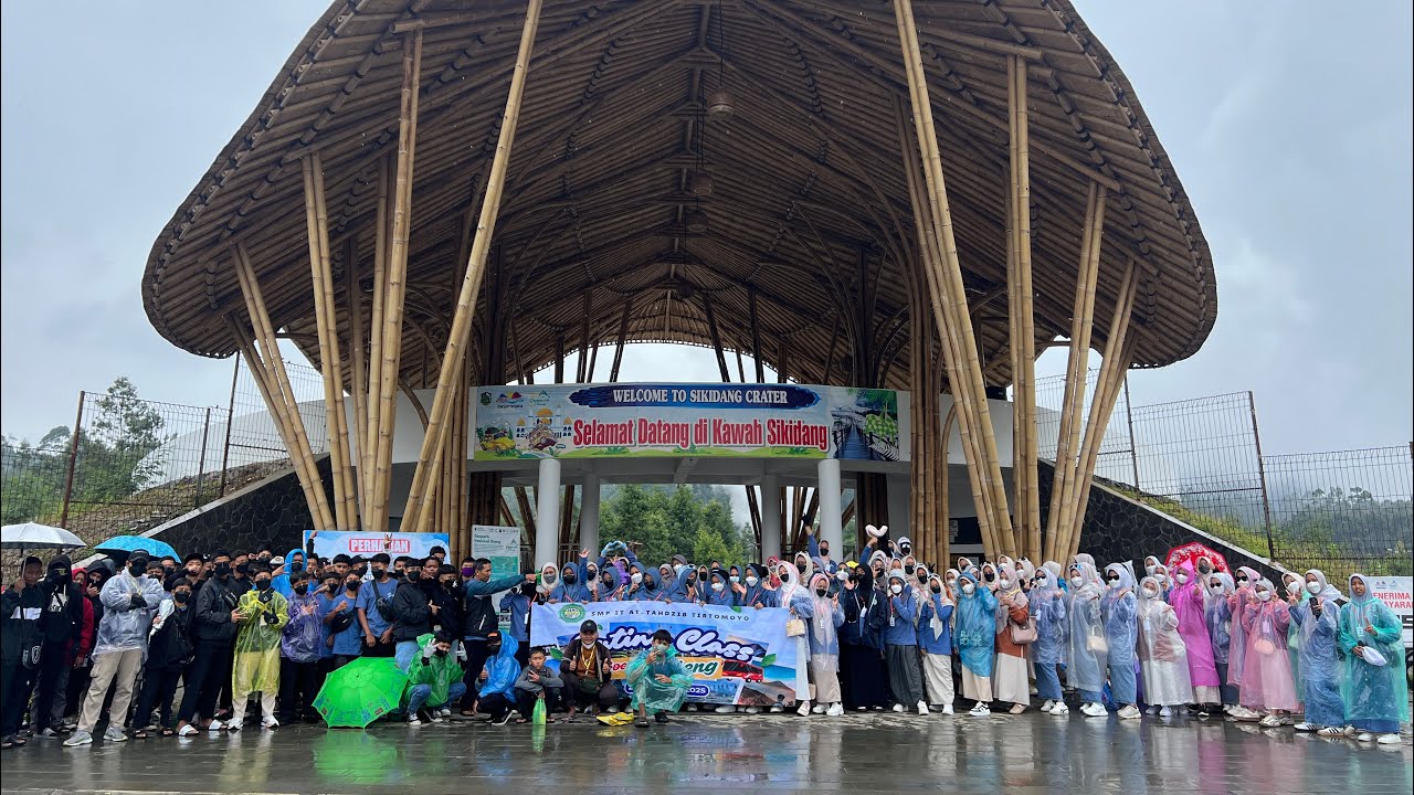 outing class SMP IT At-Tahdzib Tirtomoyo goes to Dieng