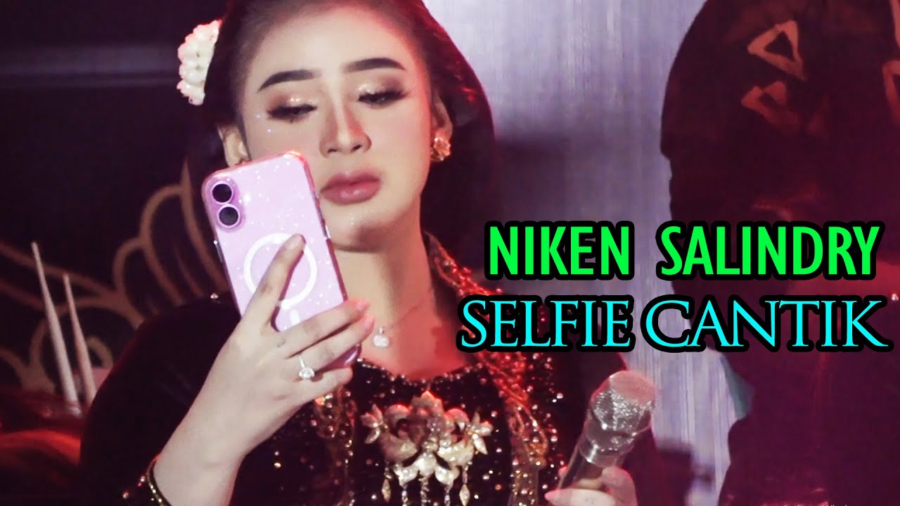 Niken Lagi Asik Selfie