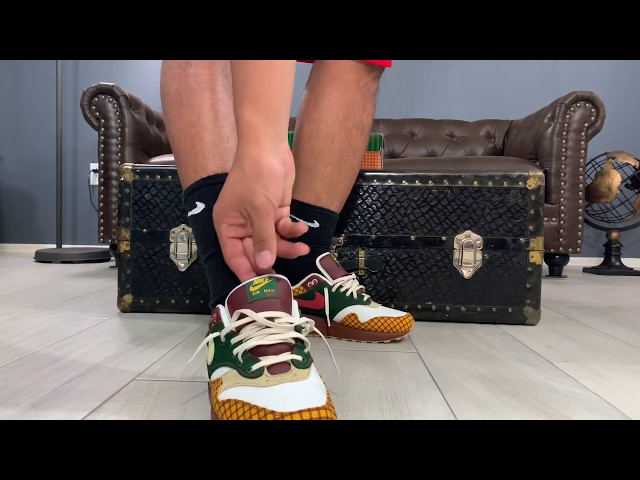 air max 1 susan on feet