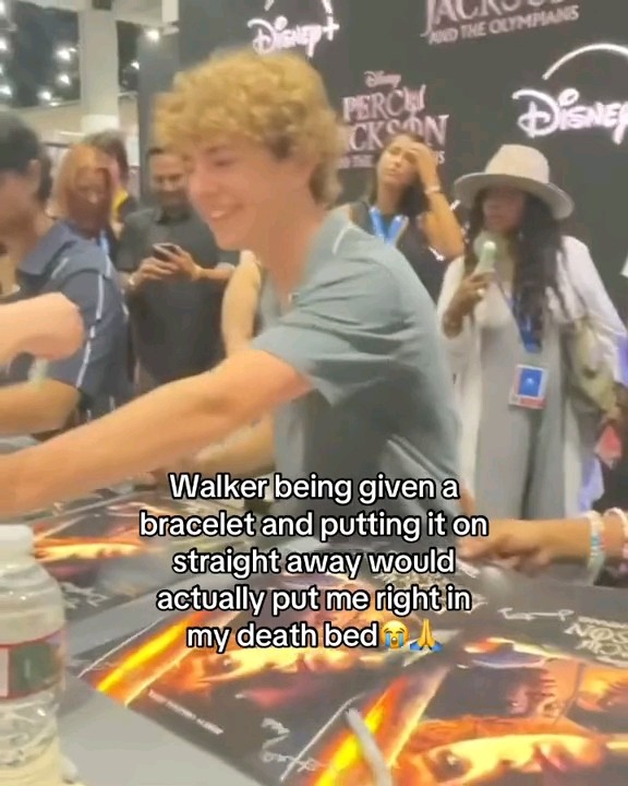I would pass out 😍😭 #viral #percyjackson #walkerscobell #pjo #comiccon #youtubeshorts #youtube
