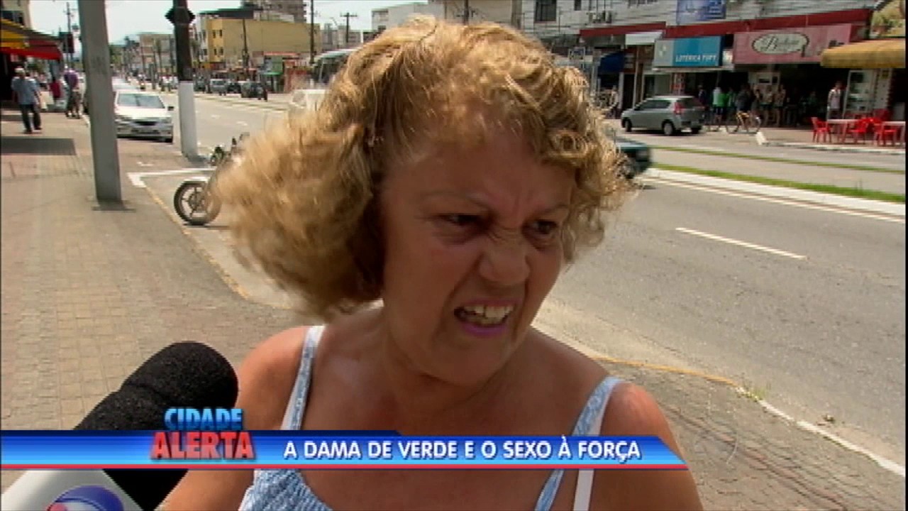 Dama de verde estupra jovem em beco