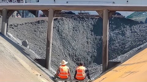 Barge unloads 3000 tons of iron ore, next video of yesterday