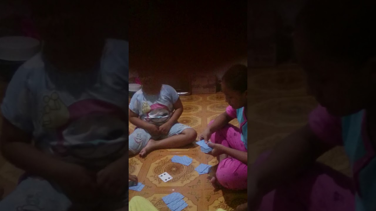 Anak perempuan kecil berjudi 
