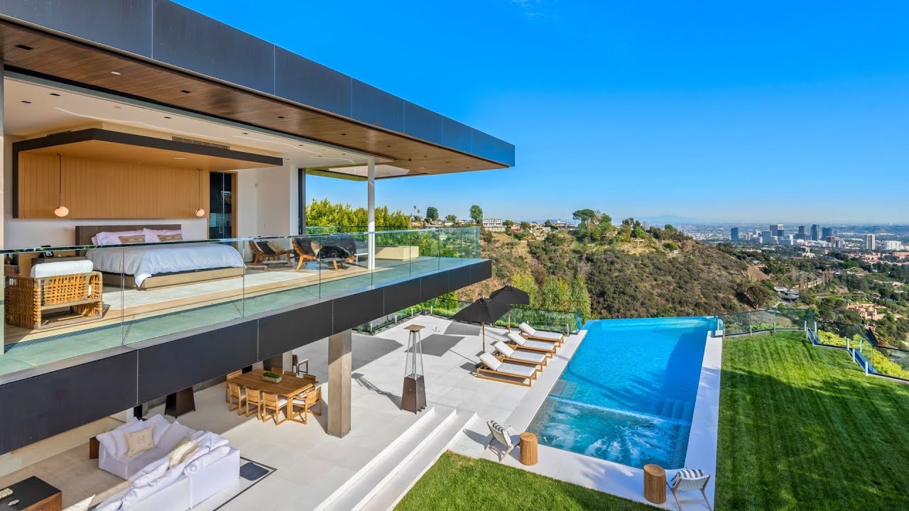 ⁣$23,900,000 Bel Air Architectural Home has an amazing infinity-edge pool with panoramic views