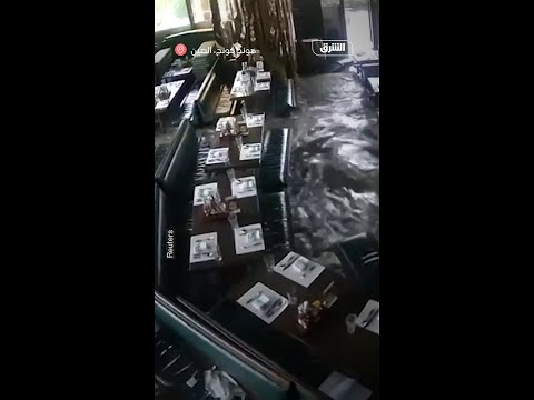 مياه الفيضانات تجتاح مطعما في هونج كونج