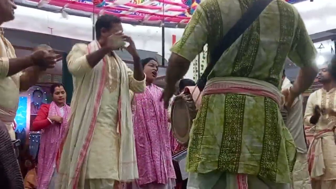  শ্রী শ্রী দীপ্তি সম্প্রদায়ের গানটি শুনুন 