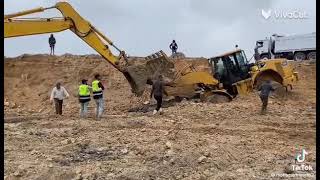 Sheol 980 H falls in the mud tweeted Caterpillar Heavy Equipment تغريز كتر بلر معدات