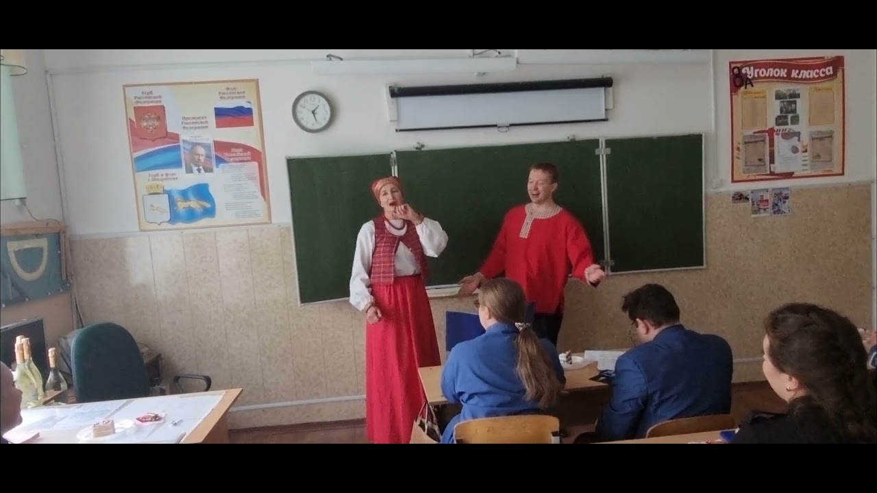 Дети поют в поезде мимо этой вишни