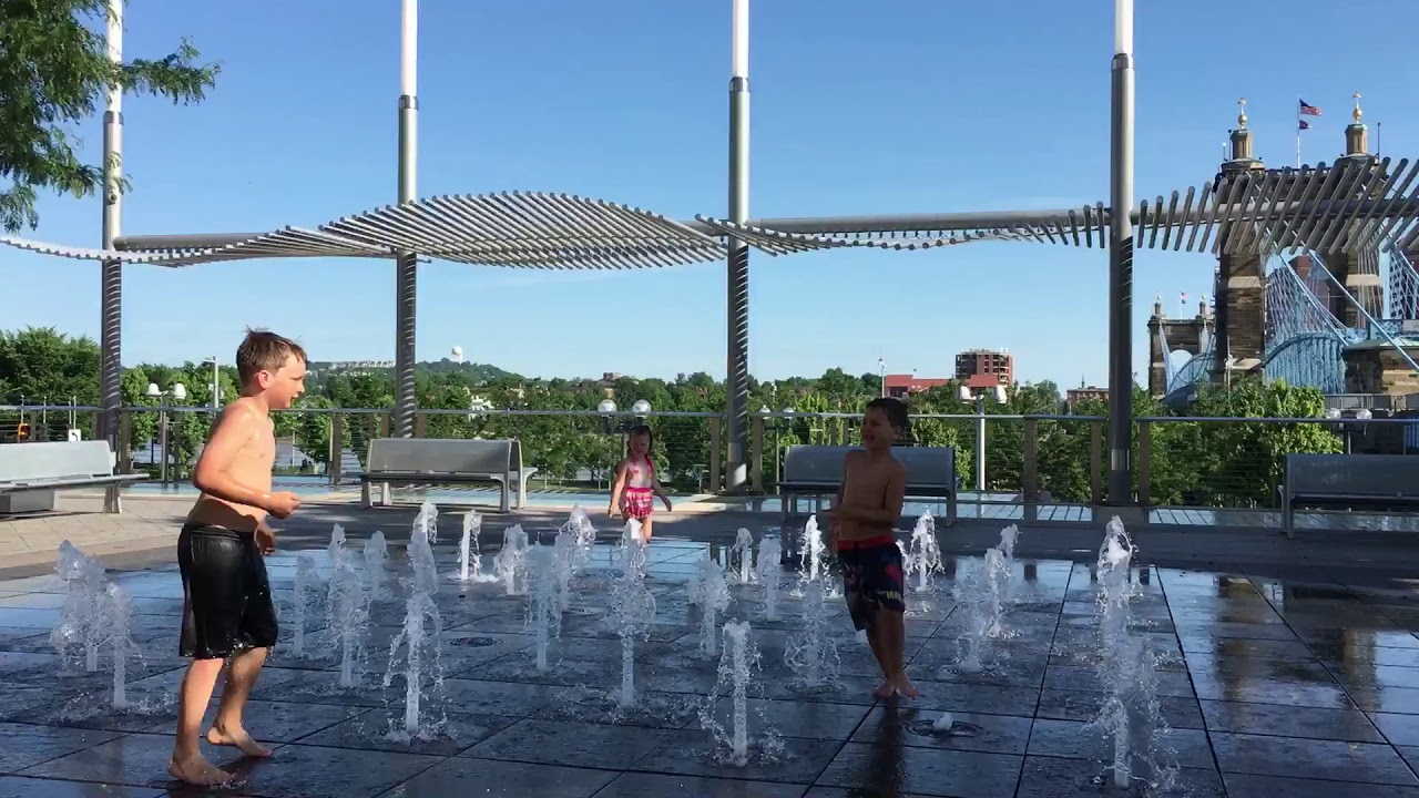 Water fountain fun at Smale Park - YouTube