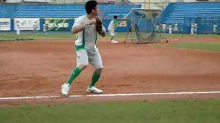 20100701 王信民在三壘的賽前練習-1