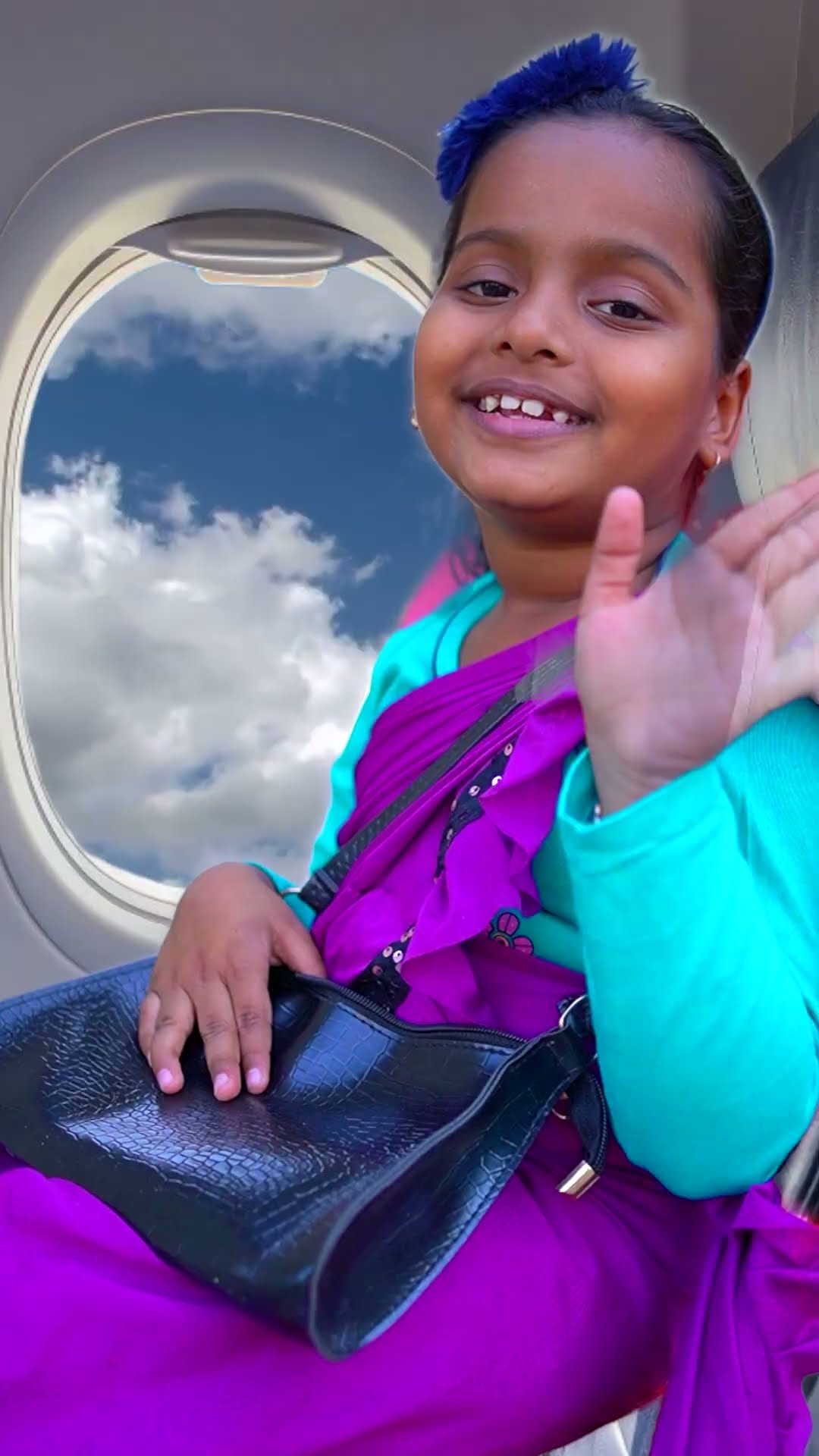 Mamma ne Aeroplane ✈️ se gifts beje ?? #shorts #funnyvideo #funnyshorts