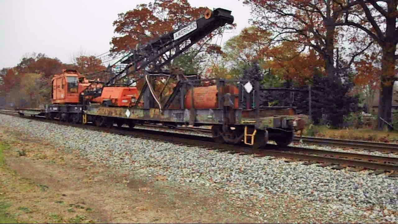 NS American MOW crane heads EB towards Oakwood Yard