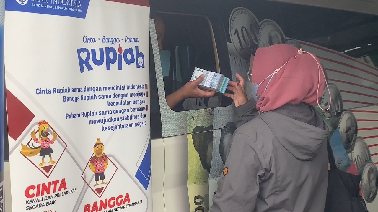 PONOROGO - Ratusan Warga Rela Antre Demi Tukar Uang Baru